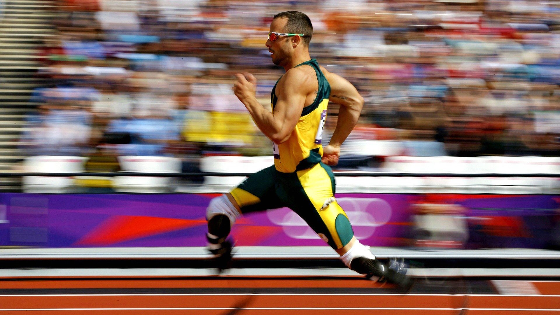 情侣接力跑浪漫赛 终点线前的牵手游成经典画面